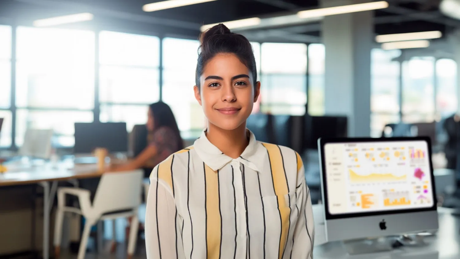 Estudiante de Curso e-commerce en primer plano mira a la cámara