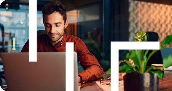 Estudiante de UTB en su laptop