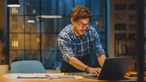Abogado con Especialización en Contratación Estatal preparando una licitación