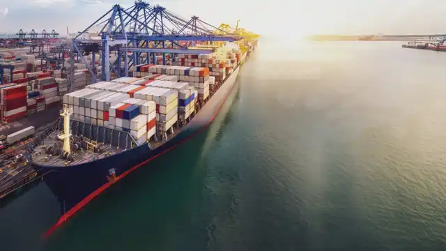 Barco lleno de contenedores para transporte internacional en un puerto