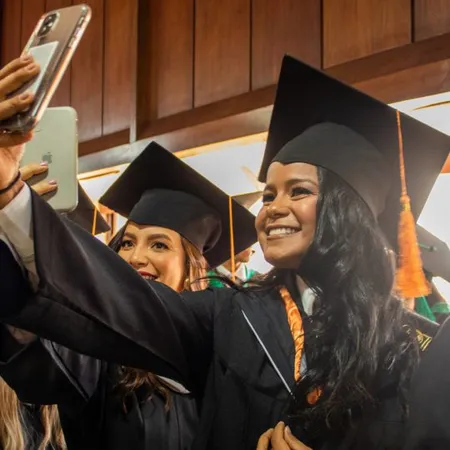Grupo de estudiantes de cursos virtuales se toman una selfie y sonríen