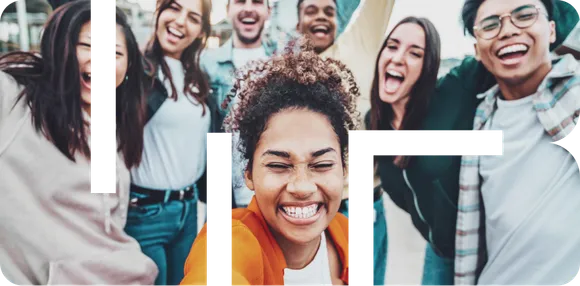 Grupo de estudiantes de cursos virtuales se toman una selfie y sonríen
