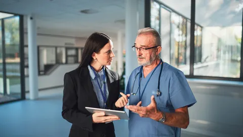 Expertos en gerencia hospitalaria platican en los pasillos de un hospital