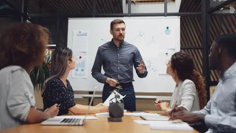 Hombre del curso talento humano en una oficina mirando a la cámara