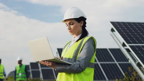 Mujer con casco experta en Sistemas integrados de gestión HSEQ