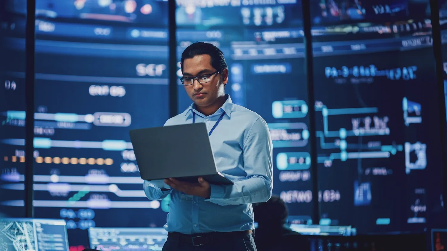 Hombre sostiene laptop en sus manos mientras usa Power BI