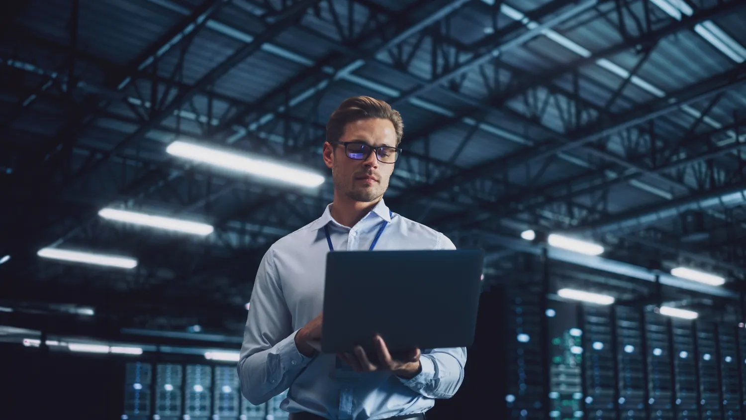 Persona egresada de la especialización en ingeniería de software virtual emplea en el campo profesional los conocimientos adquiridos