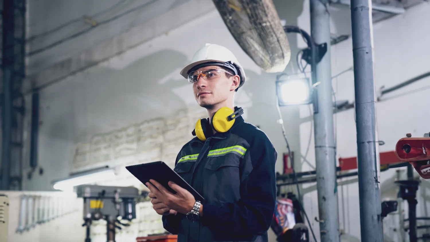 Persona egresada de la Especialización en Seguridad y Salud en el Trabajo previene riesgos en su entorno laboral