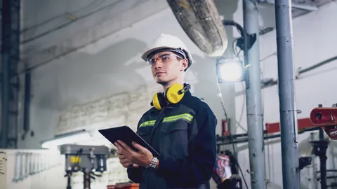 Persona egresada de la Especialización en Seguridad y Salud en el Trabajo previene riesgos en su entorno laboral