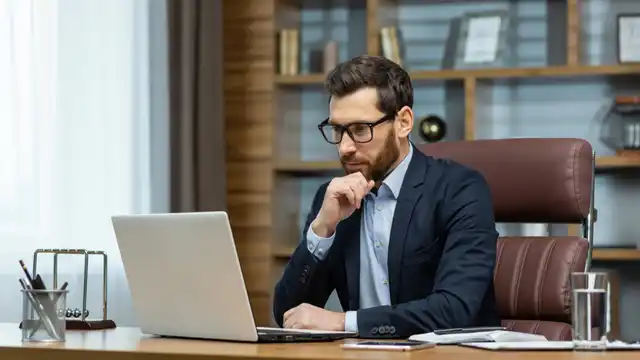 Un profesionista estudia en linea su Especialización en Contratación Estatal