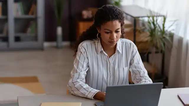 Una profesionista estudia su especialización a distancia en derechos humanos